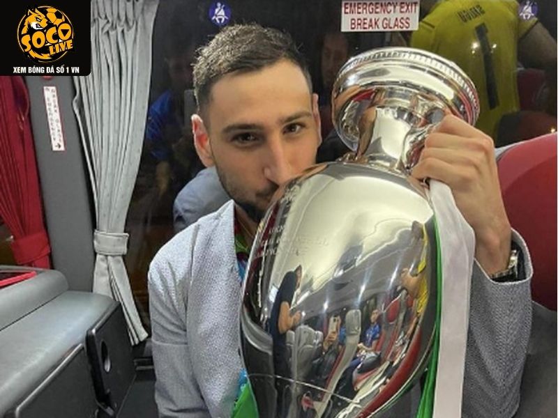 Donnarumma hôn lên quốc kỳ sau chức vô địch Euro