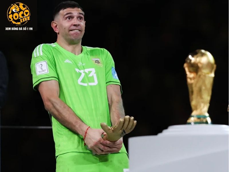 Khoảnh khắc Martinez nâng cao chiếc cúp vàng cùng Messi