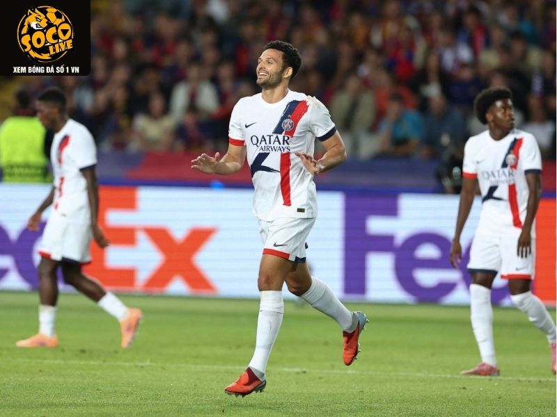 Mendes lùi về cản phá cú dứt điểm trong trận gặp Bayern