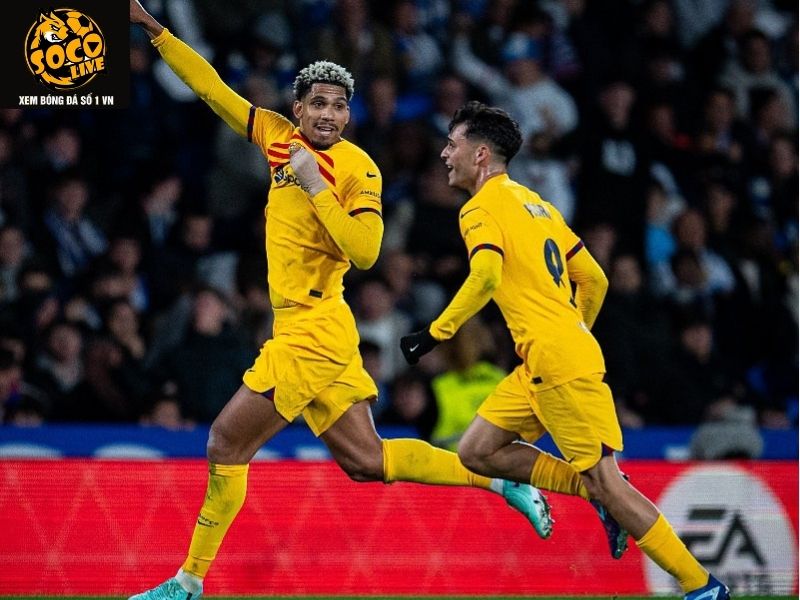 Ronald Araujo ăn mừng chiến thắng cùng đồng đội