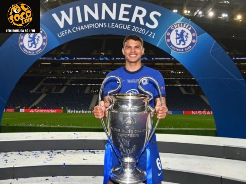 Thiago Silva nâng cao cúp Champions League cùng Chelsea 