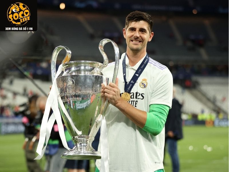 Courtois giơ nắm đấm ăn mừng trước khán đài Bernabéu
