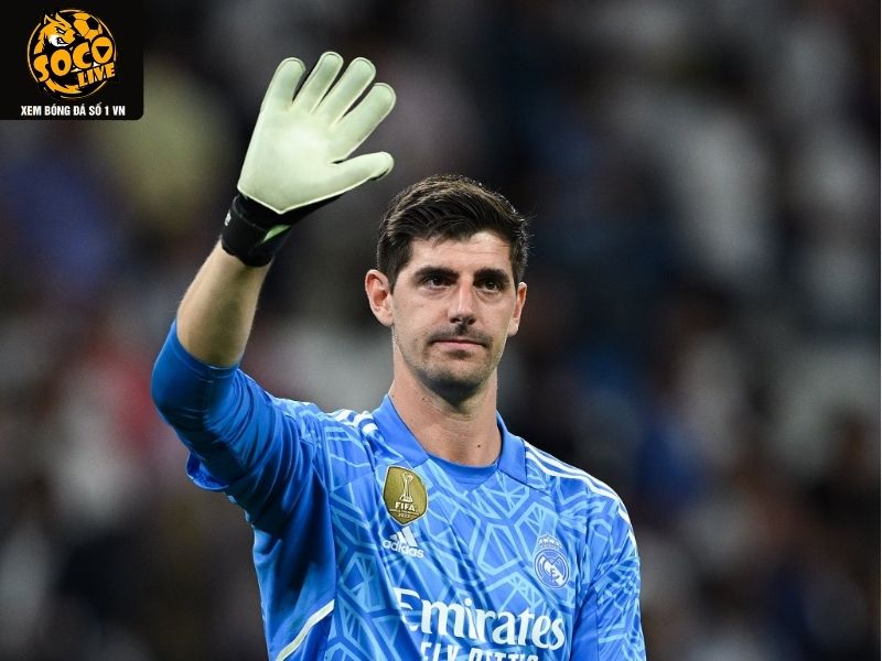 Courtois giơ cao danh hiệu Champions League trong tiếng reo hò, đôi mắt rực sáng